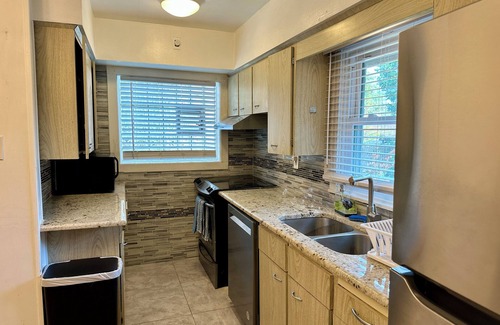 North Chicago Maison | New Your Home Away From Home! - Near Great Lakes Naval Base!!