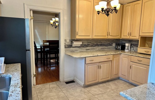 North Chicago Maison | New Your Home Away From Home! - Near Great Lakes Naval Base!!