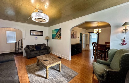 North Chicago Maison | New Your Home Away From Home! - Near Great Lakes Naval Base!!