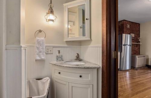 Newburyport Appartement | Newburyport Flat Downtown Living King Bed