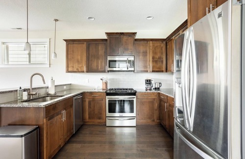 Oak Hills Maison | Newer 4 bedroom home. Close to Nike, Intel, hospitals & shopping.