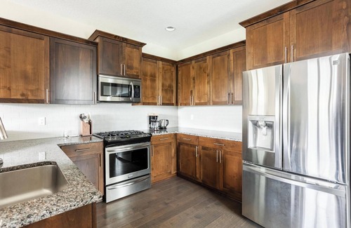 Oak Hills Maison | Newer 4 bedroom home. Close to Nike, Intel, hospitals & shopping.