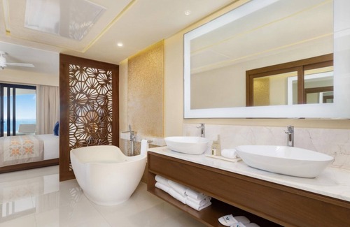 Cabo Bello Station Balnéaire | Newer 5 Star Luxurious Resort, Spacious living area and Clean