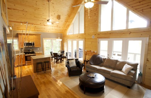 Bee Spring Maison | Nouvelle construction, Premier Finitions, face au lac, Internet sans fil ** ** ** Direct TV