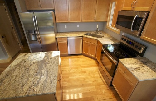 Bee Spring Maison | Nouvelle construction, Premier Finitions, face au lac, Internet sans fil ** ** ** Direct TV