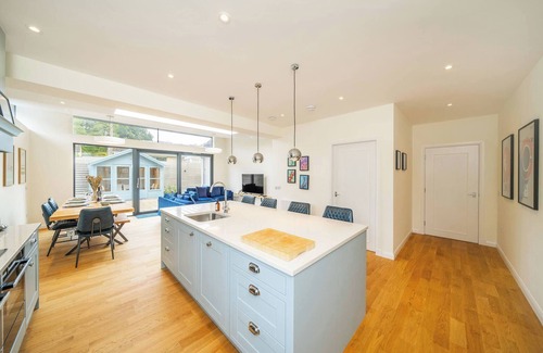 Glenisla Chalet De Ski | Newhall Gardens - Botanic Bliss