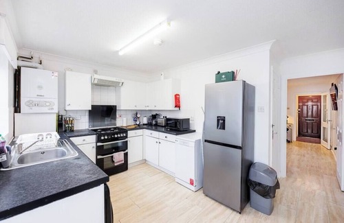 Custom House Maison | Newham Excel E16 - 2 bed 1 bath House w Parking