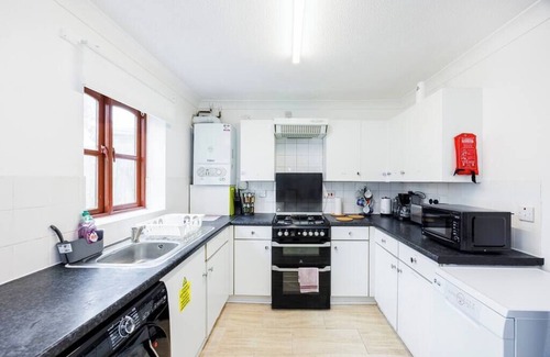 Custom House Maison | Newham Excel E16 - 2 bed 1 bath House w Parking