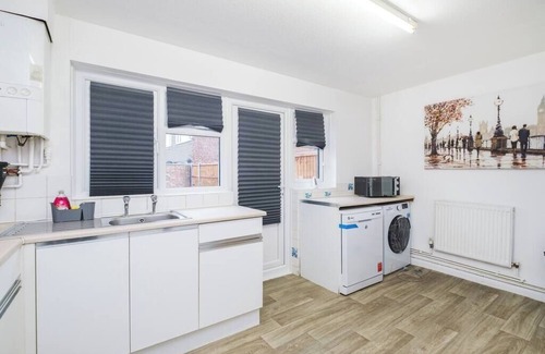 Custom House Maison | Lovely 3 Bed 1.5 Bath House nr Excel Centre wt Parking (1 Vehicle) Sleeps 8