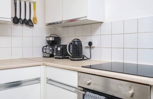 Custom House Maison | Lovely 3 Bed 1.5 Bath House nr Excel Centre wt Parking (1 Vehicle) Sleeps 8