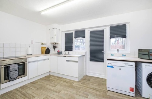 Custom House Maison | Lovely 3 Bed 1.5 Bath House nr Excel Centre wt Parking (1 Vehicle) Sleeps 8