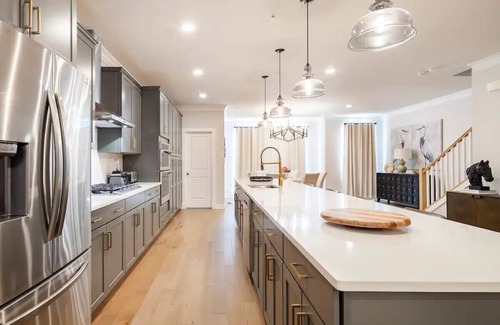 Upper Marlboro Maison | Newly and lavishly furnished 3-bedroom townhome in Bowie to enjoy your stay