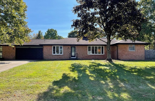 Kalamazoo Maison | "Newly appointed 3-bedroom home w/ AC, WiFi, 2.5 car garage, and large lawn!"