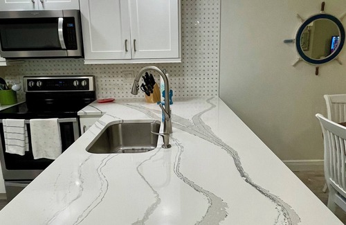 Jupiter Bay Copropriété | Newly Available Jupiter Bay Condo 3rd Floor Views of Ponds hosted by A&E Hosts!