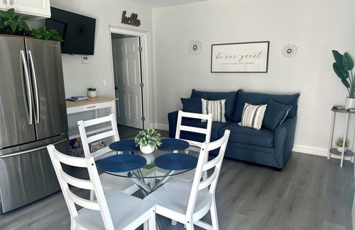 Simi Valley Maison | Newly built Adorable home with Huge patio with fire pit. Peaceful and quiet!