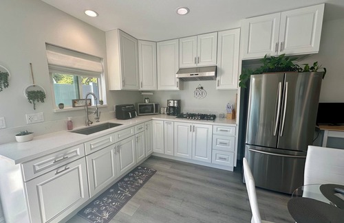Simi Valley Maison | Newly built Adorable home with Huge patio with fire pit. Peaceful and quiet!