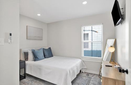 Central Business District Maison | Newly Built Cottage in Downtown Mobile, Walkable!