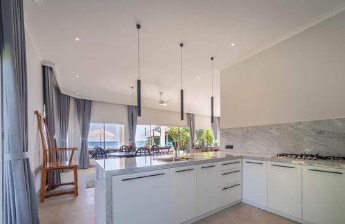 Dencarik Villa | Nouveau à louer: Holiday Beachfront Villa Lovina Beach, petit déjeuner GRATUIT!