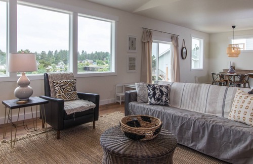 Warrenton Maison | Newly-Built, Lake-View Getaway with Firepit and Bikes - 1 Mile from Beach
