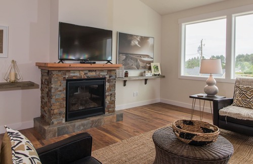 Warrenton Maison | Newly-Built, Lake-View Getaway with Firepit and Bikes - 1 Mile from Beach