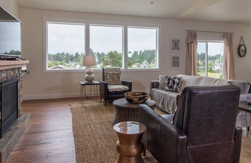 Warrenton Maison | Newly-Built, Lake-View Getaway with Firepit and Bikes - 1 Mile from Beach