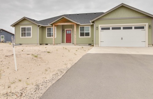 Warrenton Maison | Newly-Built, Lake-View Getaway with Firepit and Bikes - 1 Mile from Beach