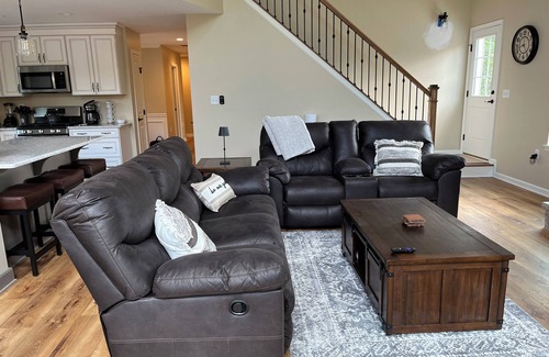 Sybertsville Maison | Newly built Luxury Mountain Chalet home offering spacious & comfortable living!