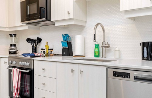 Kitchener Appartement | Newly Built Modern Condo w Balcony & City Views