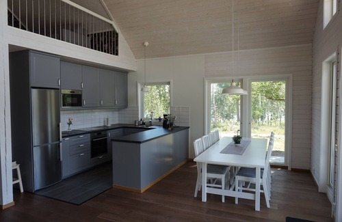 Sissehult Maison | Maison moderne nouvellement construite uniquement située directement au bord du lac avec son propre quai et bateau