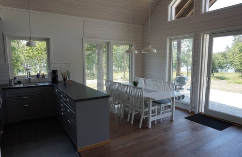 Sissehult Maison | Maison moderne nouvellement construite uniquement située directement au bord du lac avec son propre quai et bateau