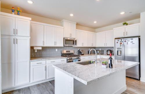 Tracy Maison | Newly Built Tracy Home with Backyard and Pool Access!
