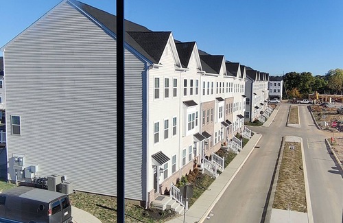 Bridgeport Maison | Newly Constructed 3-bedroom townhome with AC, WiFi,Smart TVs, Garage Opener