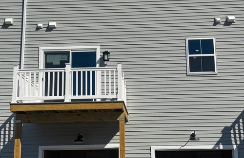 Bridgeport Maison | Newly Constructed 3-bedroom townhome with AC, WiFi,Smart TVs, Garage Opener