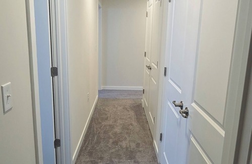 Bridgeport Maison | Newly Constructed 3-bedroom townhome with AC, WiFi,Smart TVs, Garage Opener