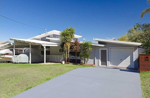 Fishing Point Maison | Newly furnished 4-bedroom house in fabulous Fishing Point with water views