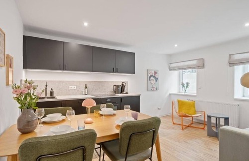 Eimsbuettel Appartement | Newly furnished apartment for up to 5 people