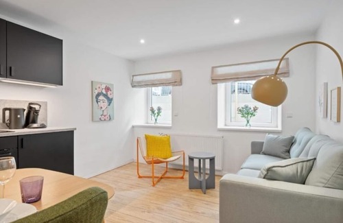 Eimsbuettel Appartement | Newly furnished apartment for up to 5 people