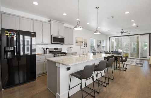 Mahncke Park Maison | Newly furnished near botanical garden/pearl/downtown - & playspace for the kids!