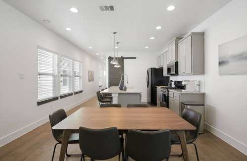 Mahncke Park Maison | Newly furnished near botanical garden/pearl/downtown - & playspace for the kids!