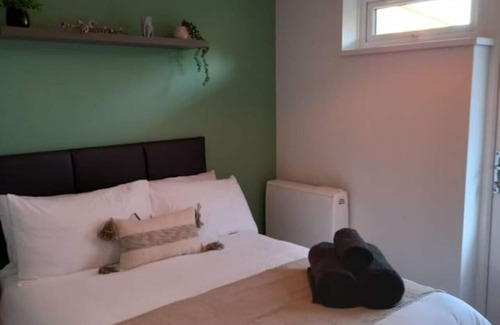 Woolavington Maison | Newly refurbed 2 bedroom bungalow and free parking