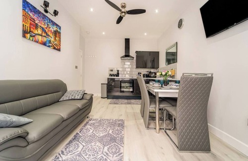 Newbury Appartement | Newly Refurbished 2 Bedroom Flat Near Train Station in Seven Kings/london