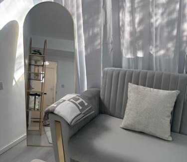 St. George's Appartement | Newly Refurbished - Stylish - Modern - And Cosy Flat - King Size Bed with Built In Speakers - Bedside Lamp - And USB Ports - Sofa Bed - In Islington North London