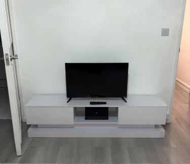 St. George's Appartement | Newly Refurbished - Stylish - Modern - And Cosy Flat - King Size Bed with Built In Speakers - Bedside Lamp - And USB Ports - Sofa Bed - In Islington North London