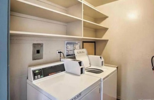 McCully - Moiliili Appartement | NEWLY Remodeled 2 BDRM Queen