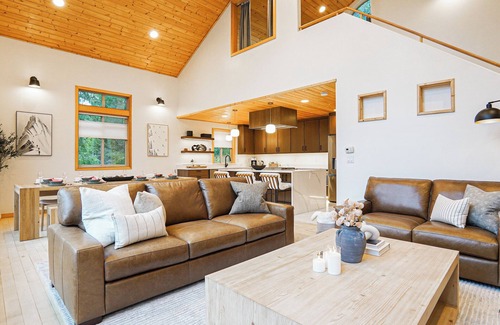 Glacier Maison | Newly Remodeled 2BR Nestled in The Foothills Mt.Baker