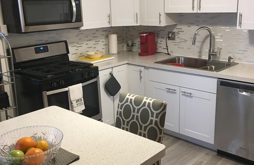 Chicago Lawn Appartement | Newly remodeled 3 bedroom apt, a hidden gem 20 min to almost anyplace in Chicago