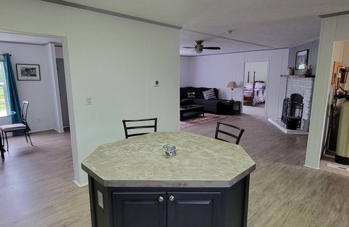 Craig Creek Maison | Newly remodeled 3 br with mountain views and close to trails!