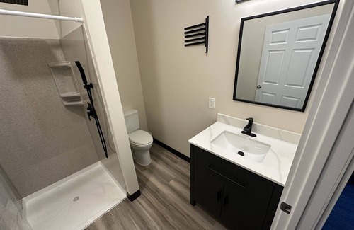 Mattoon Hôtel | Newly Remodeled! B3 - Two Room Suite, King & Queen