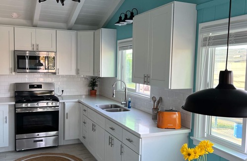 Peninsula Appartement | Newly remodeled beach cottage steps to the sand with Ocean view. New everything!