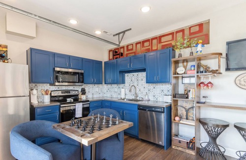 Lawrence Copropriété | Newly Remodeled BOHO Condo - 1 Block to Mass Street!